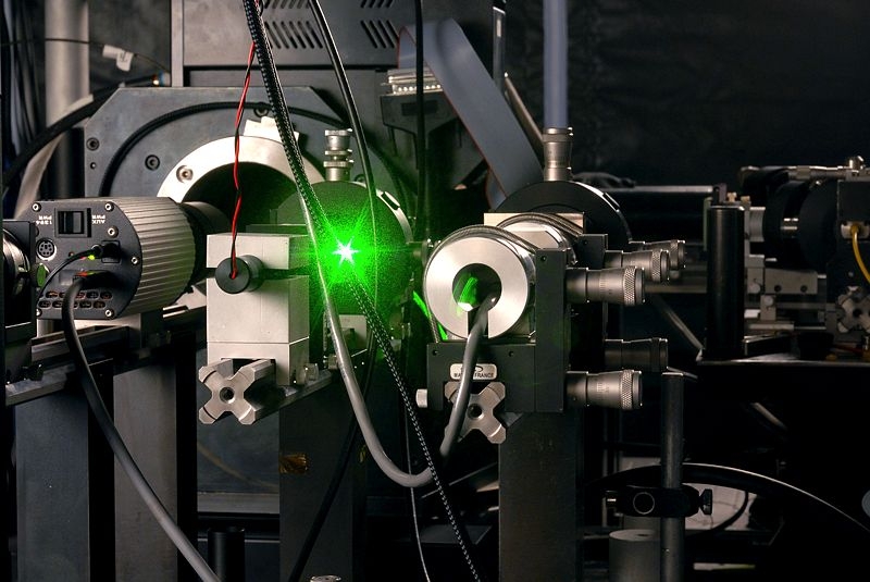 Laser du T2L2 en laboratoire. Crédits : CNES/E. Grimault.