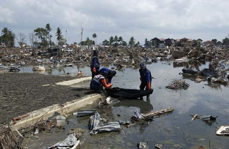 Le satellite devient indispensable lorsque le patient est isolé, ici en Indonésie après le Tsunami. Crédits : CICR/T. Gassmann.