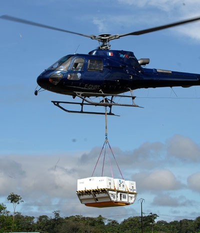 Arrivée du PSMA en hélicoptère. Crédits : Activité Optique Vidéo du CNES/CSG.