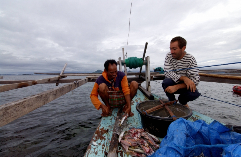 Amaury Bironneau (à droite) avec un pêcheur Badjao, dans le détroit de Komodo en Indonésie. Crédits : La Boudeuse.