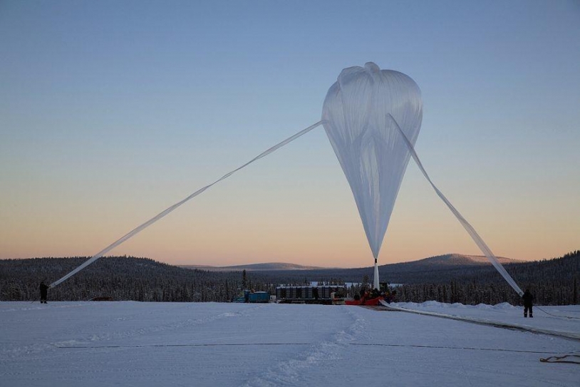 Lâcher d&#039;un ballon stratosphérique ouvert sur la base de Kiruna, en Suède. Crédits : CNES/Arnaud Deramecourt.