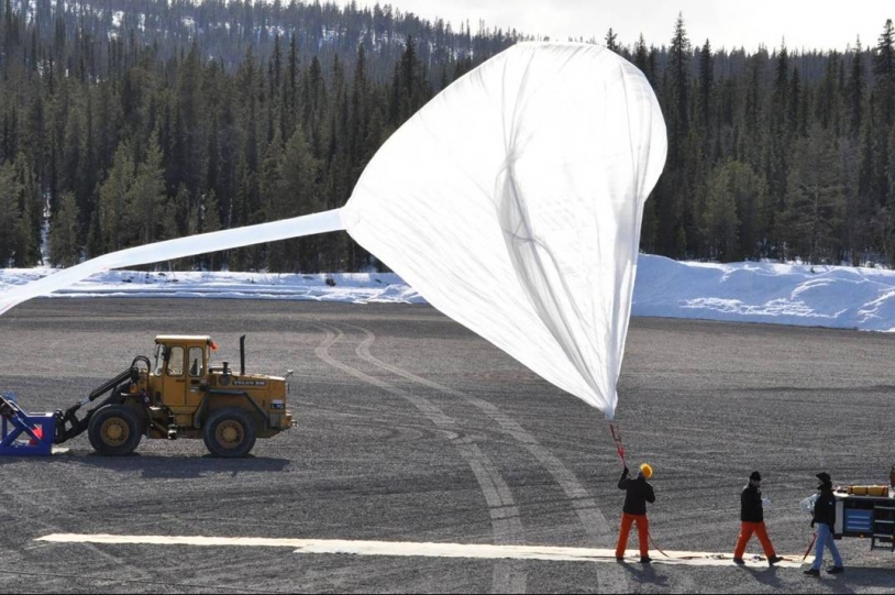 Inflating the auxiliary balloon for ISAO flight, 29 April 2010. Credits: CNES.