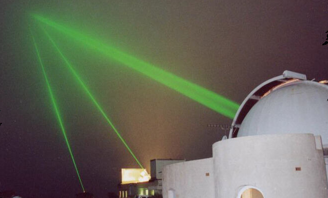 6 fois par jour, jusqu’en septembre, de très brèves impulsions lumineuses seront émises simultanément depuis les installations de l’Observatoire de Paris et de l’Observatoire de la Côte d’Azur vers le satellite Jason 2. Crédits : OCA.