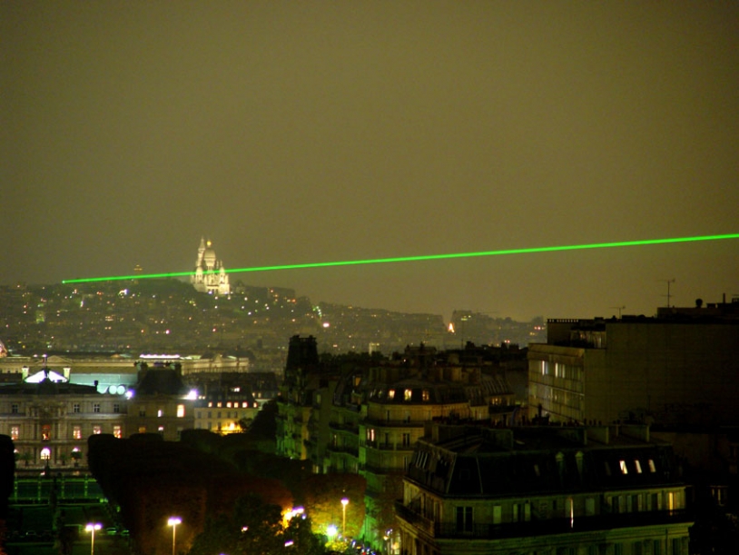 Les tirs laser de l&#039;Observatoire de Paris dureront tout l&#039;été. Crédits : Obspm/D. Monseigny. 