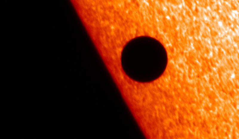 Exemple de transit planétaire, cette fois-ci à l&#039;intérieur du système solaire avec la planète Mercure qui passe devant le Soleil en 2006. Crédits : ESA/Solar Optical Telescope (SOT).