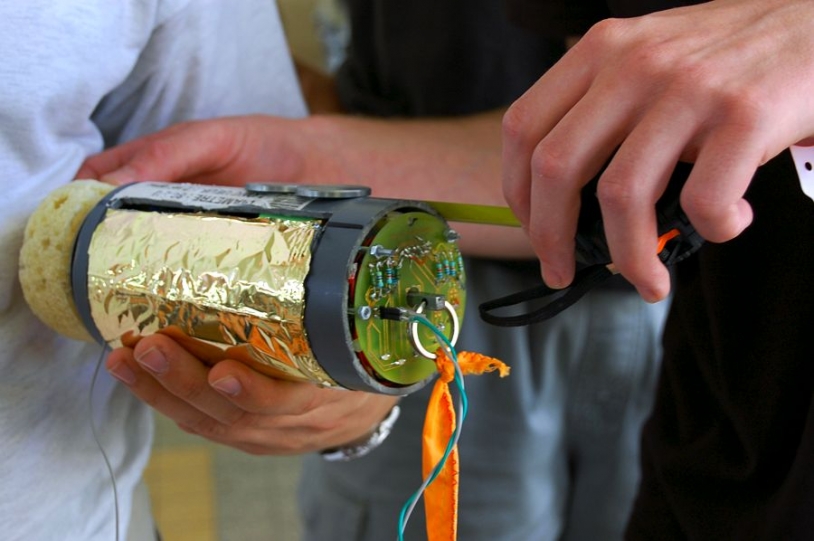 The rule for Cansat is that everything must fit inside a package the size of a drink can. Credits: CNES/S. Girard.