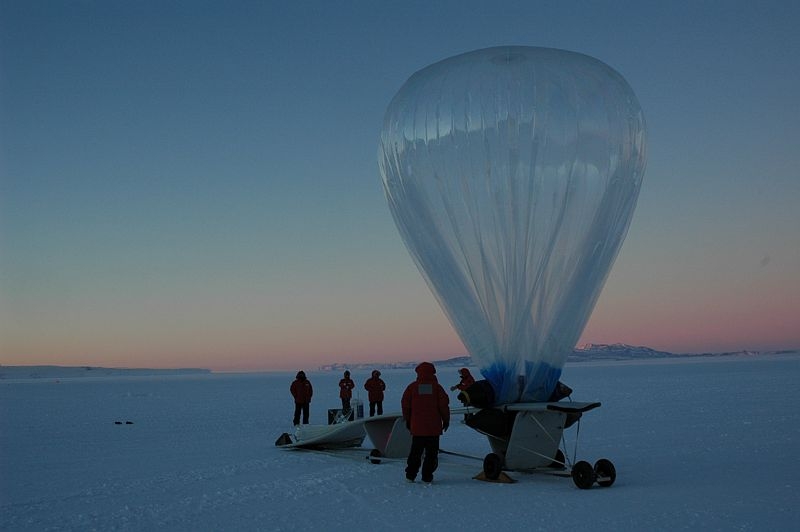 Balloon release during the Vorcore campaign from McMurdo research base in 2005. Credits: Cnes/ P. Cocquerez.