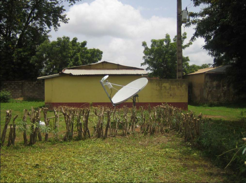 Centre hôspitalier de zone de Djougou équipé d&#039;une parabole de télécommunication satellite. Crédits : CNES.