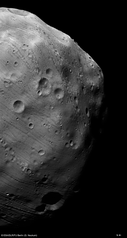 Image de Phobos prise par la caméra HRSC de Mars Express le 7 mars 2010 avec une résolution de 4,4 m par pixel. Crédits : ESA/DLR/FU Berlin (G. Neukum). 