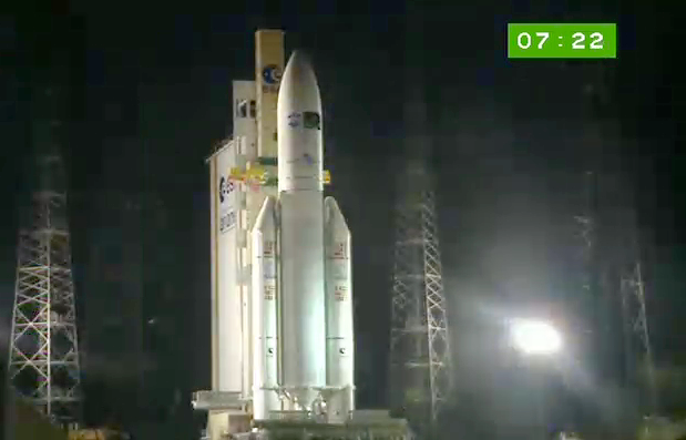 Ariane 5 ES hier soir sur son pas de tir à Kourou. Crédits : ESA/CNES/Arianespace.