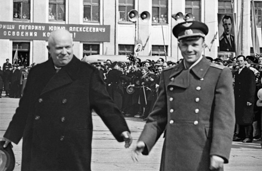 Youri Gagarine et Nikita Krouchtchev à l&#039;aéroport Vnukovo de Moscou juste après le vol historique en 1961. Crédits : RIA Novosti / Aleksandr Sergeev.