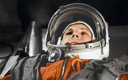 Le cosmonaute Youri Gagarine à bord du vaisseau spatial Vostok. Crédits : RIA Novosti.