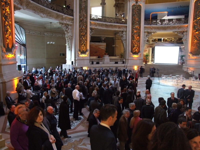 Le hall d’entrée du Palais de la découverte accueille les invités de l’inauguration. Crédits : CNES.