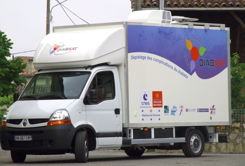 Le camion de dépistage itinérant DIABSAT dans un village de la Région Midi-Pyrénées. Crédits : CNES.