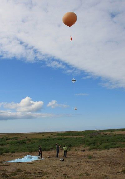 Lâcher du 1er ballon-sonde le 19 juillet à Keflavik, en Islande. Crédits : CNES.