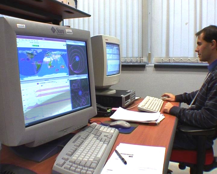 Derrière les écrans de contrôle, 15 satellites surveillés à la loupe au Centre d&#039;Orbitographie Opérationnelle du CNES à Toulouse. Crédits : CNES.