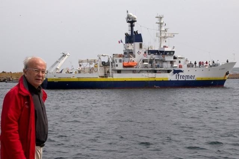 Bernard Decré devant le Suroit, le navire de l&#039;Ifremer, lors de la campagne de recherches en juillet 2011. Crédits : Association La recherche de l&#039;Oiseau Blanc.