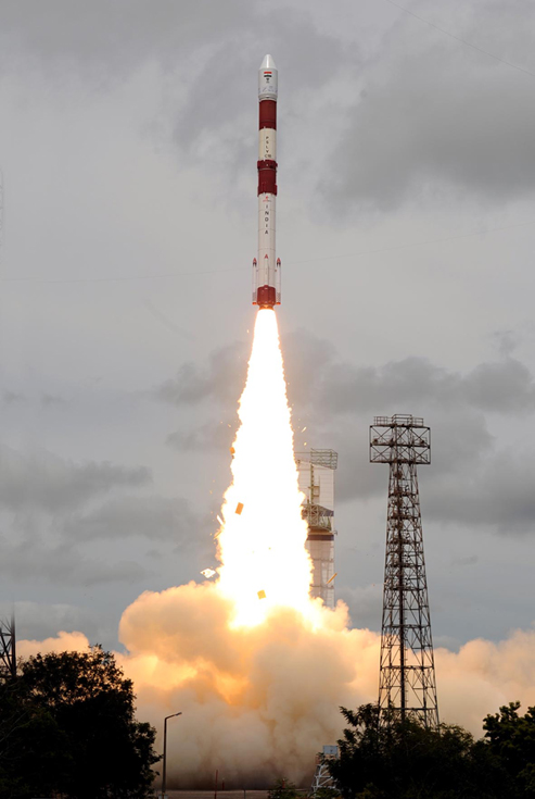La fusée indienne PSLV s&#039;est arrachée du sol de la base de lancement de Sriharikota à 7h30 (heure de Paris) ce mercredi 12 octobre. Crédits : ISRO.