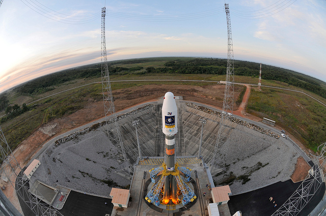 La fusée Soyouz sur son pas de tir au centre spatial guyanais. Crédits : CNES/ESA/Arianespace/Optique Vidéo du CSG.
