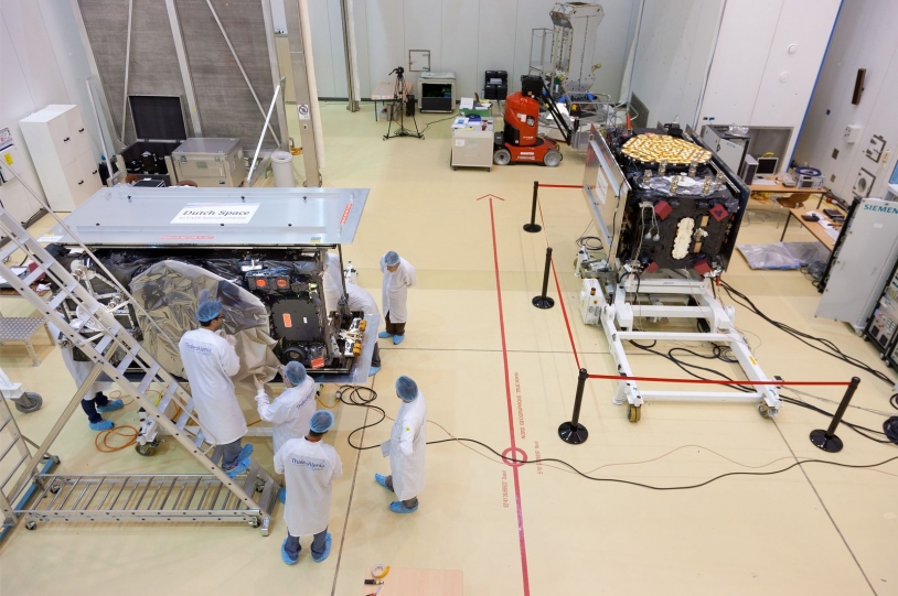 Satellites Galileo en préparation au centre spatial guyanais. Crédits: Astrium/Raoul Kieffer.