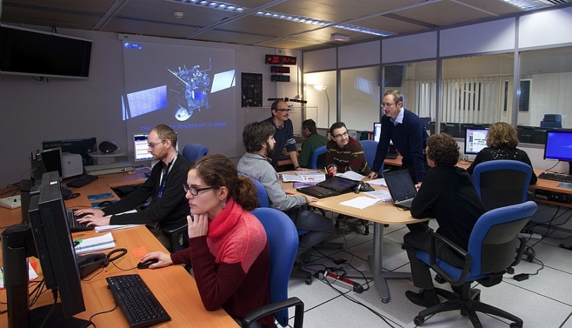 Philippe Gaudon and his team at the SONC, one of the four Rosetta mission centres, hosted at CNES&#039;s Toulouse Space Centre. Credit: CNES / E. Grimault.