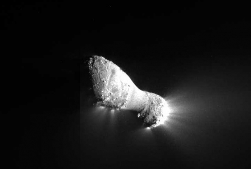 La comète 103P Hartley a été survolée par la sonde Deep Impact, le 4 novembre 2010, lors de la mission EPOXI (NASA). Son noyau présente une zone beaucoup plus lisse, comme un bandeau entourant son centre de masse. Crédits : NASA/JPL-Caltech/UMD.