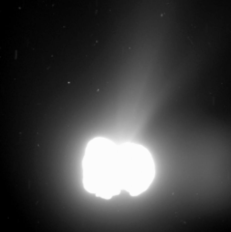 A long exposure (330 seconds) by the OSIRIS-WAC camera from a distance of 550 km shows the comet’s activity. Credits: ESA/Rosetta/MPS for OSIRIS Team MPS/UPD/LAM/IAA/SSO/INTA/UPM/DASP/IDA.