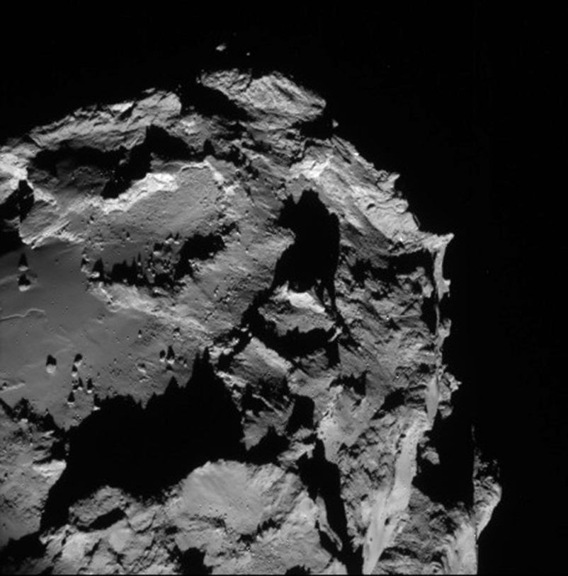 Image d’une portion du noyau de 67P vu par la caméra de navigation de Rosetta le 23 août 2014 à une distance de 61 km.