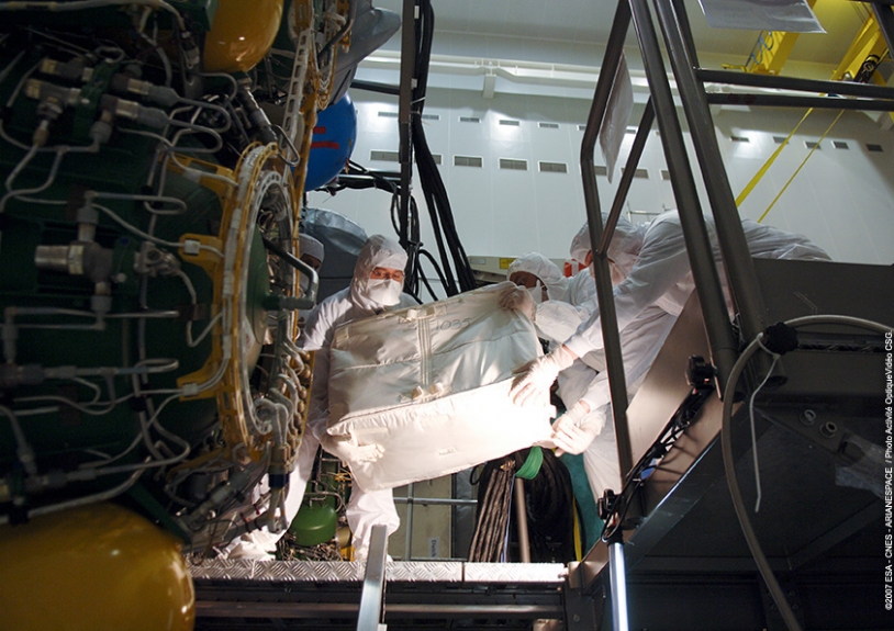 Remplissage du cargo Jules Verne au Centre spatial guyanais. Crédits : ESA/CNES/Arianespace