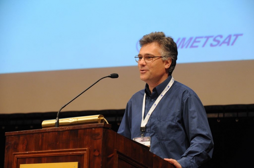 François Laporte won the Best Paper of Symposium award at Space Ops 2008. Crédit : Space Ops 2008.