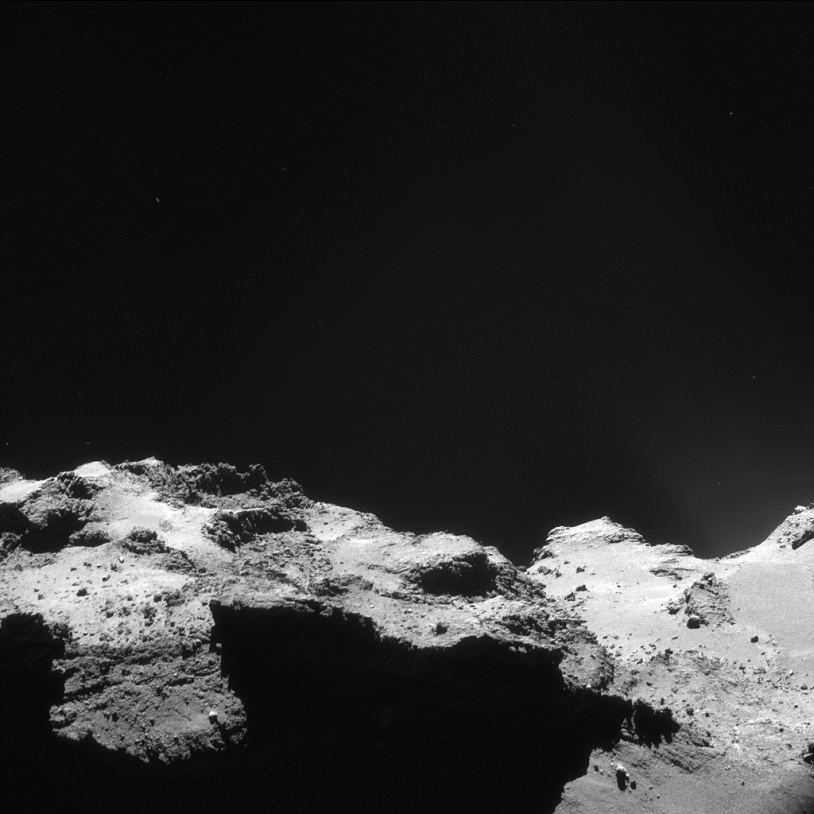Le noyau de la comète 67P. Image prise le 18 octobre 2014 par la NavCam à près de 7,8 km de la surface (résolution de 66 cm/pixel environ ; champ de 680 m de côté ; pose de 6 s). Crédits : ESA/Rosetta/NavCam.
