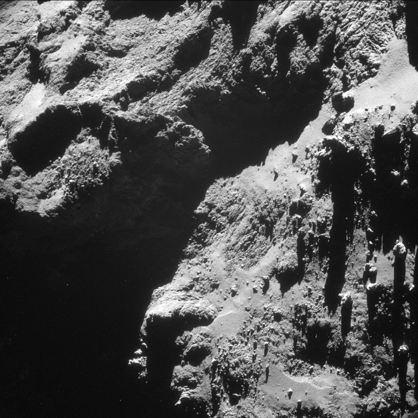 Le noyau de la comète 67P. Image prise le 18 octobre 2014 par la NavCam à près de 7,9 km de la surface (résolution de 67 cm/pixel environ ; champ de 690 m de côté ; pose de 6 s). Crédits : ESA/Rosetta/NavCam.