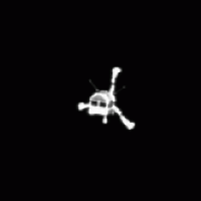 Philae photographié depuis Rosetta par la caméra OSIRIS-NAC le 12/11 à 10h23 UTC. Les 3 pieds, les antennes de CONSERT et le bras déployé de ROMAP sont parfaitement visibles. Crédits : ESA/Rosetta/MPS for OSIRIS Team MPS/UPD/LAM/IAA/SSO/INTA/UPM...