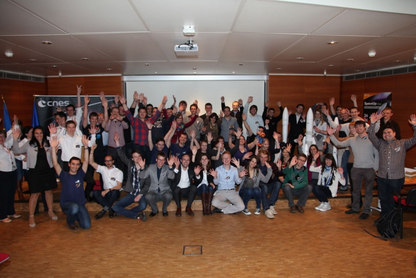 Photo de famille des participants au Kick-off Ariane 6 du 1er SpaceUp Paris à la Direction des lanceurs du CNES, à Paris. Crédits : CNES.