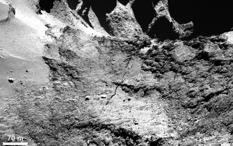 Une longue faille s’étend sur près de 500 m dans la région du cou (Hapi, Anuket). Crédits : ESA/Rosetta/MPS for OSIRIS Team MPS/UPD/LAM/IAA/SSO/INTA/UPM/DASP/IDA. 