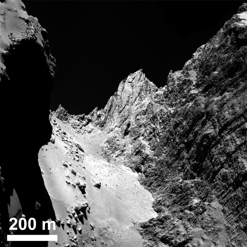 Hathor, la falaise de 900 m qui surplombe le cou. Crédits : ESA/Rosetta/MPS for OSIRIS Team MPS/UPD/LAM/IAA/SSO/INTA/UPM/DASP/IDA. 