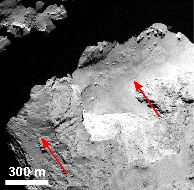 Des petits d’effondrements semblent se produire le long de la faille qui traverse la région du cou (Hapi) sur plusieurs centaines de mètres. Crédits : ESA/Rosetta/MPS for OSIRIS Team MPS/UPD/LAM/IAA/SSO/INTA/UPM/DASP/IDA. 