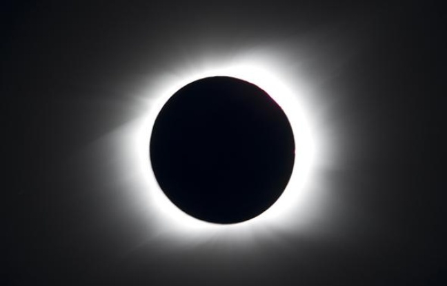 Eclipse totale de Soleil observée depuis l&#039;Ile de Paques, le 11 juillet 2010. Crédits : TOPSHOTS/AFP PHOTO/Martin Bernetti.